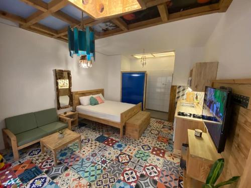 - un salon avec un canapé et une télévision dans l'établissement Studio Nature of Sea in the city center, à Antalya