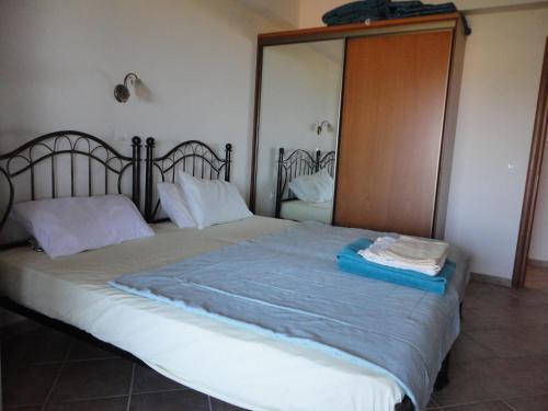 Postel nebo postele na pokoji v ubytování Gem Rosa Villa, Agios Stefanos, Corfu