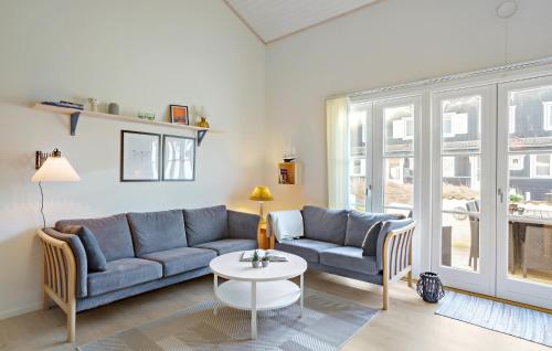 VestervigにあるNice Apartment In Vestervig With Saunaのソファとテーブルのあるリビングルーム