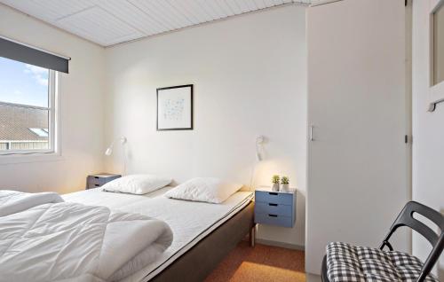 um quarto com 2 camas e uma janela em Nice Apartment In Vestervig With Sauna em Vestervig