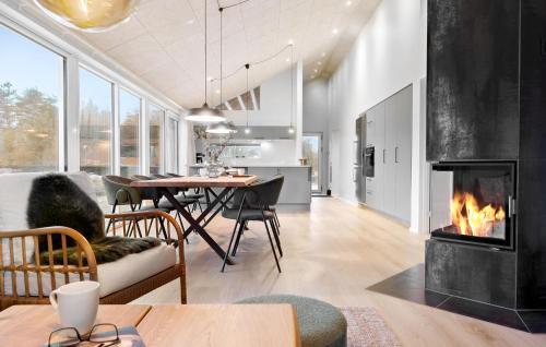 Χώρος καθιστικού στο Lovely Home In Ringkøbing With Kitchen
