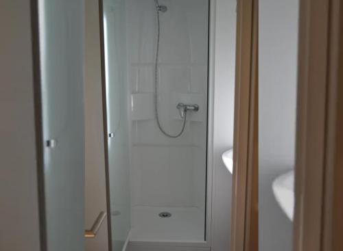 eine Glasdusche im Bad mit Waschbecken in der Unterkunft Mobil Home 6 personnes 206 in Mens