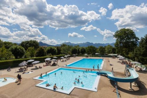einen Blick über den Pool eines Resorts in der Unterkunft Mobil Home 4 personnes 208 in Mens