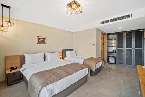 Ένα ή περισσότερα κρεβάτια σε δωμάτιο στο ZEYT INN HOTEL