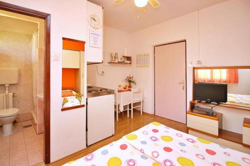 una camera con cucina e soggiorno di Apartments Andelka G a Šilo