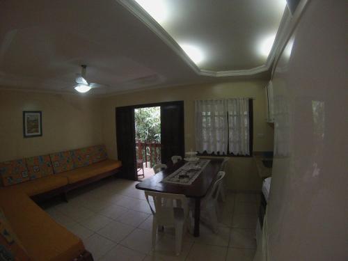 Χώρος καθιστικού στο Budget Apartamento Na Praia Ubatuba