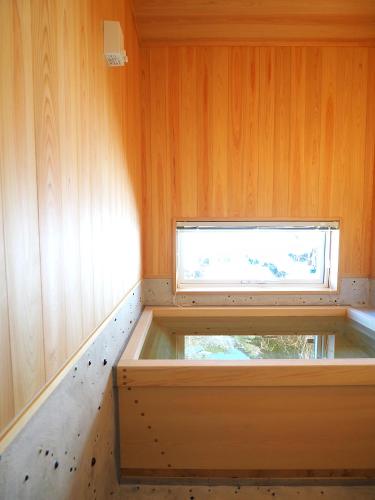 an empty room with a window in a wooden room at とけとけ山荘 in Fujikawaguchiko