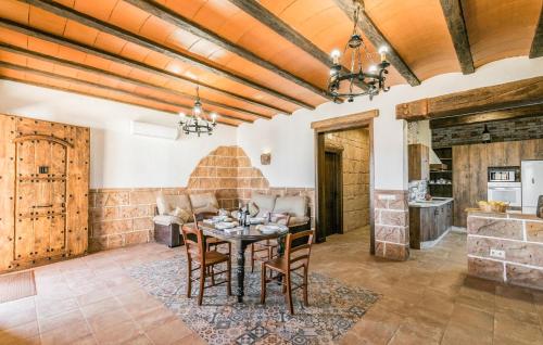Η κουζίνα ή μικρή κουζίνα στο Nice Home In Casariche With Wifi