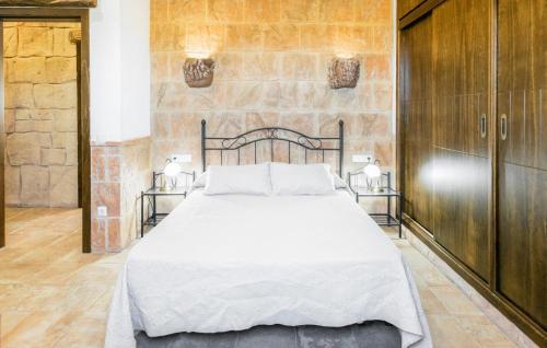 מיטה או מיטות בחדר ב-2 Bedroom Gorgeous Home In Casariche