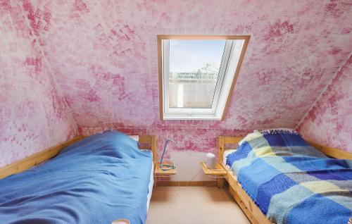 Kleines Zimmer mit einem Bett und einem Fenster in der Unterkunft 3 Bedroom Beautiful Home In Vordingborg in Vordingborg