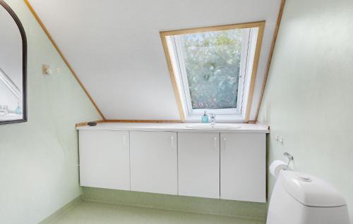 Ванная комната в 3 Bedroom Beautiful Home In Vordingborg