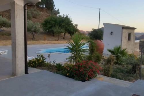 cortile con piante e fiori di fronte a un edificio di Villa de vacance en Sicile 