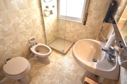 Kylpyhuone majoituspaikassa Relax Apartment 5 by Wonderful Italy