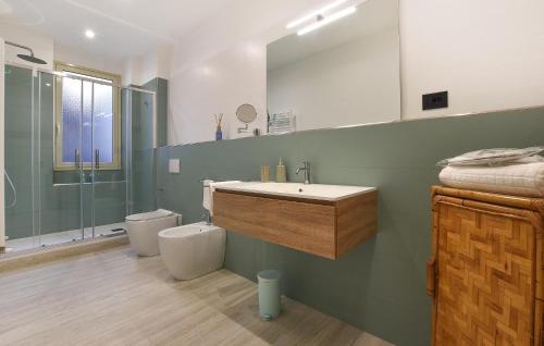 een badkamer met een wastafel en een toilet bij 2 Bedroom Lovely Apartment In Catania in Catania
