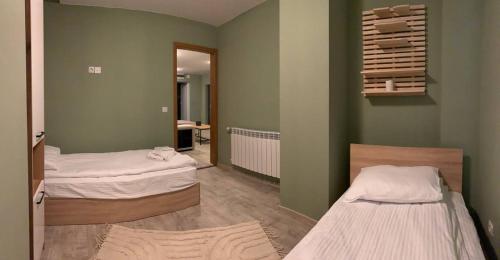 Ένα ή περισσότερα κρεβάτια σε δωμάτιο στο Olive Apartment with terrace B100 in Grand Resort Pamporovo