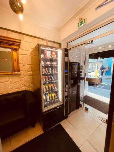 - un réfrigérateur avec des boissons dans le restaurant dans l'établissement Jeff Hotel, à Paris
