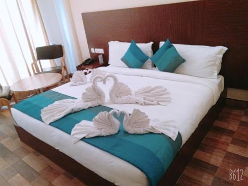 מיטה או מיטות בחדר ב-HOTEL METTEYYE RESIDENCY