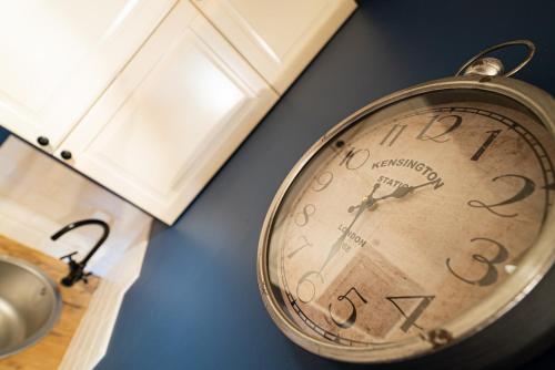 une horloge assise au-dessus d'une table dans l'établissement Green Loft, à Montpellier