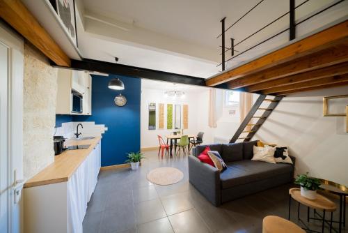un salon avec un canapé et une cuisine dans l'établissement Green Loft, à Montpellier