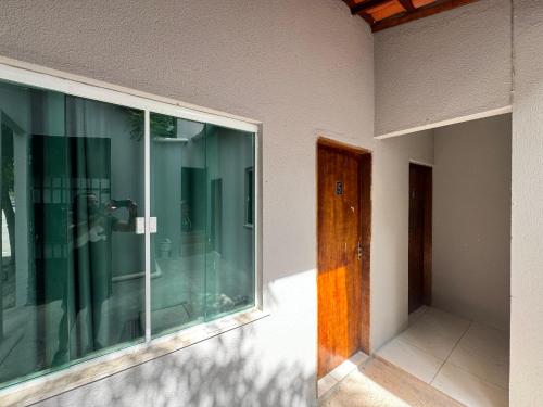 une pièce vide avec une porte en verre sur une maison dans l'établissement Ap Mobiliado no Campo dos Velhos, à Sobral