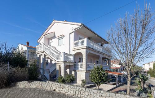 2 Bedroom Cozy Apartment In Vantacici