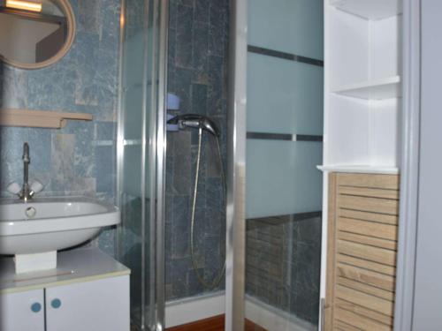 y baño con lavabo y ducha. en Appartement Le Grau-du-Roi, 2 pièces, 4 personnes - FR-1-250-146, en Le Grau-du-Roi