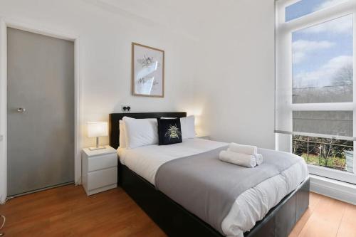 - une chambre avec un grand lit et une fenêtre dans l'établissement Convenient 2-Bed Flat, Great for Workers & Small Groups - FREE Parking & Netflix, à Sheffield