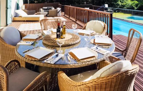 Πισίνα στο ή κοντά στο 4 Bedroom Amazing Home In Neuvic