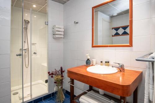 bagno con lavandino e doccia di Hôtel Vendôme Menton - Reouverture a Mentone