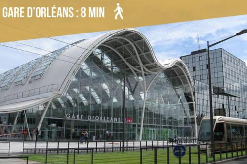 un grand bâtiment en verre avec un toit incurvé dans l'établissement Studio République, à Orléans