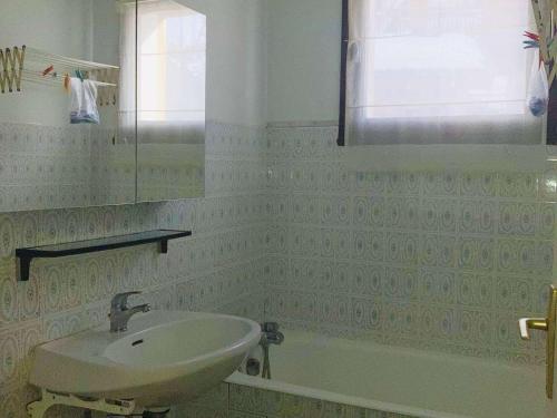 une salle de bain avec un lavabo, une baignoire et un miroir dans l'établissement Charmant 2 pièces 6 pers, centre Alpe d'Huez, balcon sud, prox pistes et commerces - FR-1-405-349, à Huez