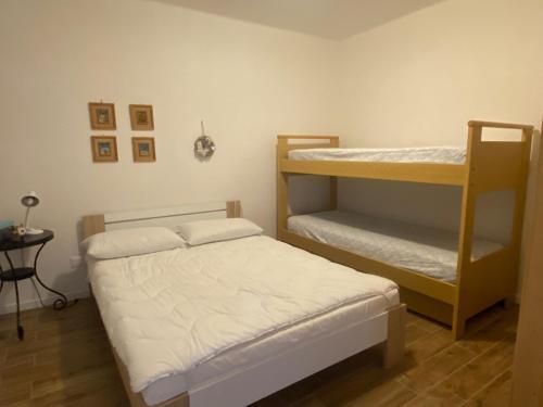 - une chambre avec deux lits superposés et un lit dans l'établissement Il Sorriso - Appartamento con Grande Giardino e Barbecue, à Gressan