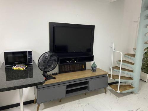 TV a/nebo společenská místnost v ubytování Loft no Espinheiros - Joinville/SC