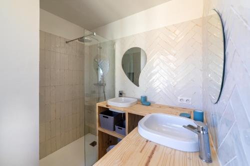 uma casa de banho com um lavatório e um espelho em Green Cocon - Belle maison pour 8 em Agen