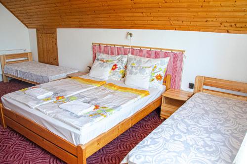 1 dormitorio con 2 camas en una habitación en Bánóporta, en Köveskál