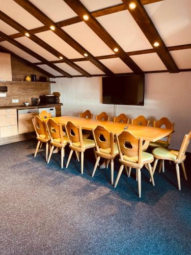a conference room with a wooden table and chairs at Appartement Sabrina in Steinberg am Rofan