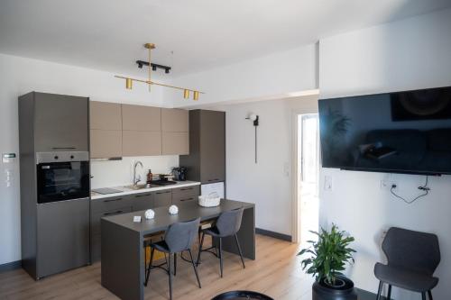 a kitchen with a table and chairs in a room at Χαλάρωση με στυλ στο κέντρο Αγίων Θεοδώρων in Agioi Theodoroi