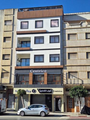 een gebouw waar een auto voor geparkeerd staat bij Centrico Tanger Idrissia 3 in Tanger