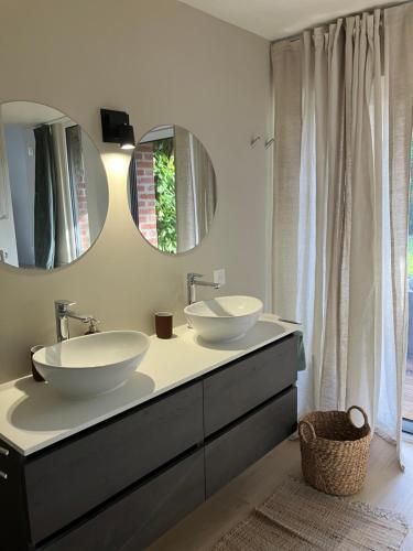 - Baño con 2 lavabos y 2 espejos en La Canopée, en Lecelles