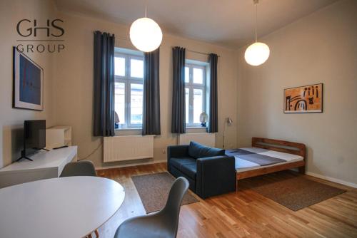 a living room with a couch and a table at Przytulny Apartament w centrum Kazimierza in Krakow