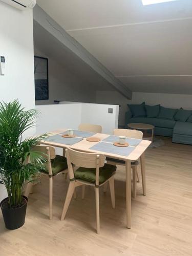 une table à manger et des chaises dans un salon dans l'établissement Magnifique appartement T2 en Centre VILLAGE, à Saverdun