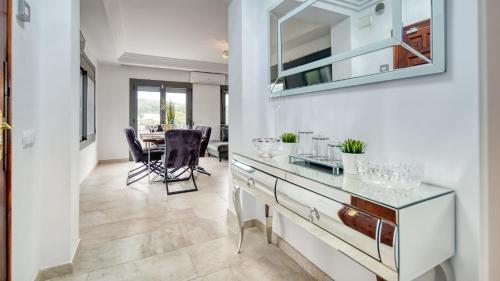 eine Küche mit einer Glasscheibe und einem Esszimmer in der Unterkunft Costacabana - Villa Davina in Lloret de Mar