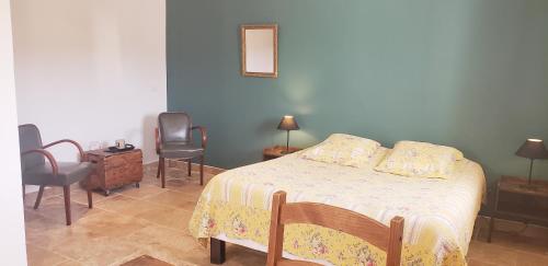 - une chambre avec un lit, 2 chaises et une table dans l'établissement "Les Lauriers" chambre d'hôtes indépendante avec terrasse privée, à Moustiers-Sainte-Marie