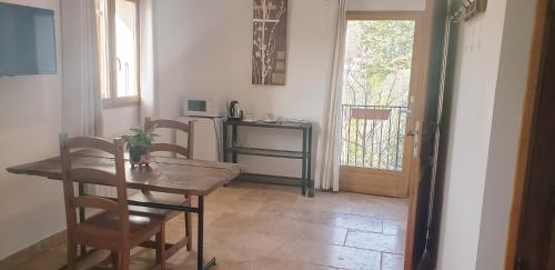 une salle à manger avec une table, des chaises et une porte dans l'établissement 