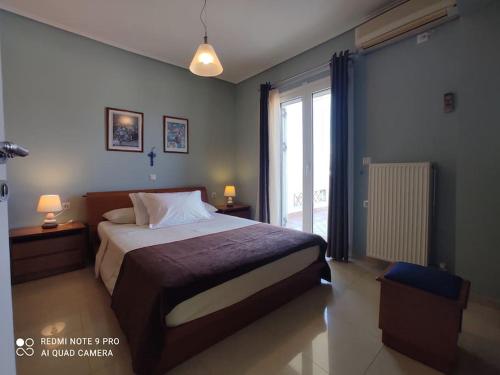 Un pat sau paturi într-o cameră la Agiokampos Resort