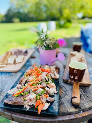 une table avec une assiette de nourriture sur une table dans l'établissement BORDEAUX Château Lafleur, à Quinsac