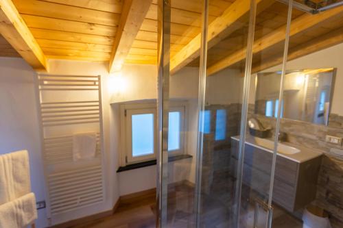 a bathroom with a glass shower and a sink at Guest House il Il Podestà in Garbagna