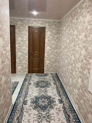 une chambre vide avec une porte et un tapis dans l'établissement Однокомнатные апартаменты, à Öskemen