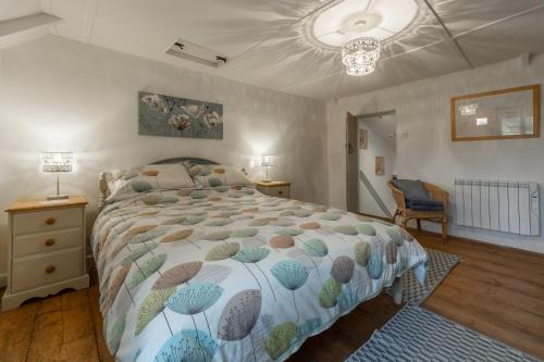 a bedroom with a large bed and a ceiling at Lovely Cottage in North Creake