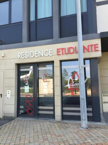 a building with the entrance to aresurance building at La Résidence Amal in Talence